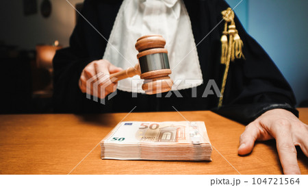 Judge counts the money Euro bribe in the...の写真素材 [104721564] - PIXTA
