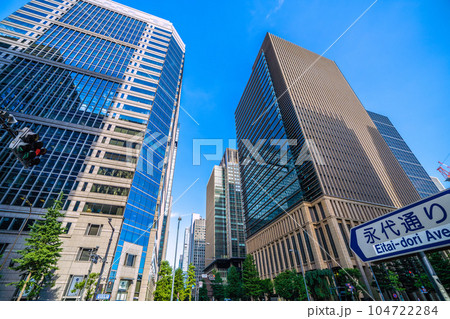 日本の東京都市景観　7月。「大手町」交差点のオフィスビル群を望む＝6日 104722284