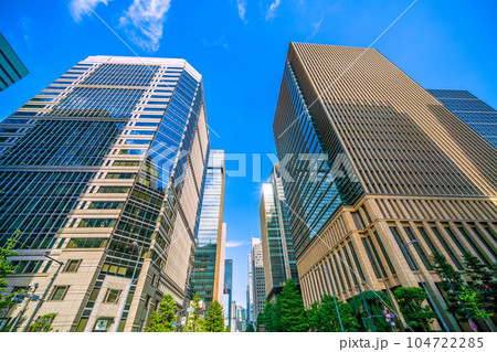 日本の東京都市景観　7月。「大手町」交差点のオフィスビル群を望む＝6日 104722285