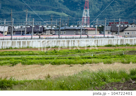 jr東日本田沢湖線のこまちの融雪温泉岩手県大釜駅　在来線と一緒に走る新幹線こまち　東京秋田間を走る 104722401