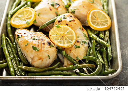 Roasted chicken breast with lemon and green beans 104722495
