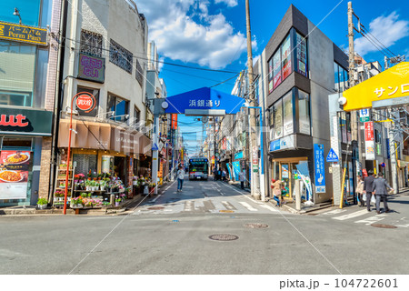 横浜市の都市風景　日吉駅 104722601
