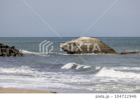 茨城県日立市　鵜の島海岸の浜辺 104722946