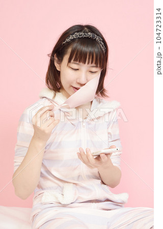 マスクを外す女性 104723314