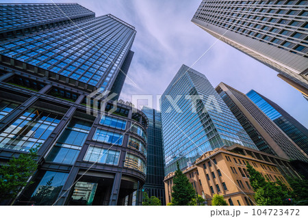 日本の東京都市景観 7月。梅雨の晴れ間、東京・丸の内の高層ビル群。左は新丸ビル=6日 日本の東京都市景観 7月。梅雨の晴れ間、東京・丸の内の高層ビル群。左は新丸ビル=6日 104723472