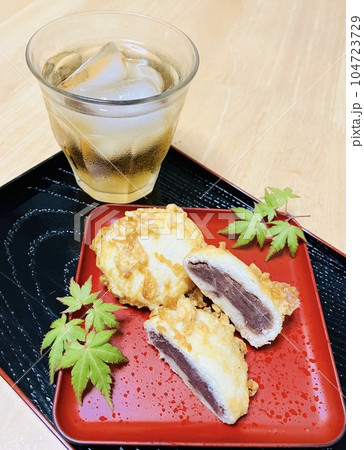 冷たい麦茶と揚げ饅頭_浅草雷門名物和菓子 104723729