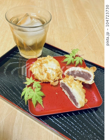 冷たい麦茶と揚げ饅頭_浅草雷門名物和菓子 104723730