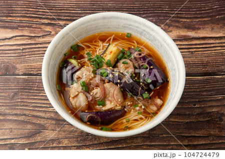 豚バラ肉と揚げなすの冷やしピリ辛素麺 豚バラ肉と揚げなすの冷やしピリ辛素麺 104724479