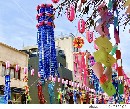 下町七夕まつり_浅草寺_東京都台東区浅草_スカイツリーと七夕飾り 104725102