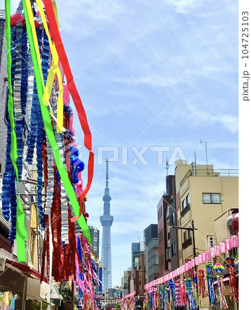 下町七夕まつり_浅草寺_東京都台東区浅草_スカイツリーと七夕飾り 104725103