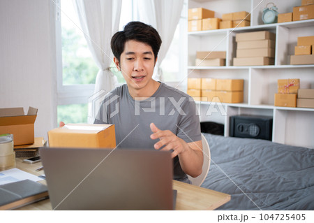 Online shopping business owner is talking on the phone with a customer to jot down the delivery address and delivery schedule, SME entrepreneur online shopping, Packaging box Sell online 104725405