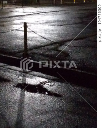 雨上がりの濡れた深夜のアスファルト 104726309