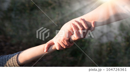 The hand pulls a friend out of trouble 104726361