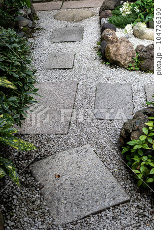 京都錦小路の初夏、にぎやかな繁華街に静かな錦天満宮の地面 京都錦小路の初夏、にぎやかな繁華街に静かな錦天満宮の地面 104726390