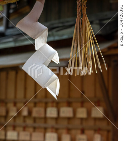 京都錦小路の初夏、にぎやかな繁華街にある静かな錦天満宮、紙垂と注連縄のイメージ 104726391