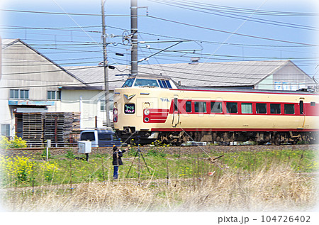 山陰本線を快走する国鉄色の特急やくも号(イラスト風) 山陰本線を快走する国鉄色の特急やくも号(イラスト風) 104726402