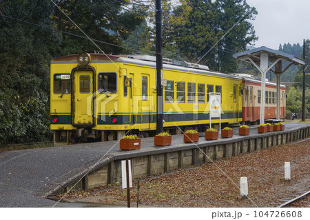 ローカル線の駅に停車中の鉄道車両 104726608