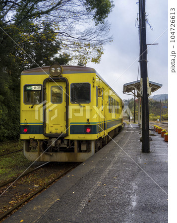 ローカル線の駅ホームに停車中の鉄道車両 104726613