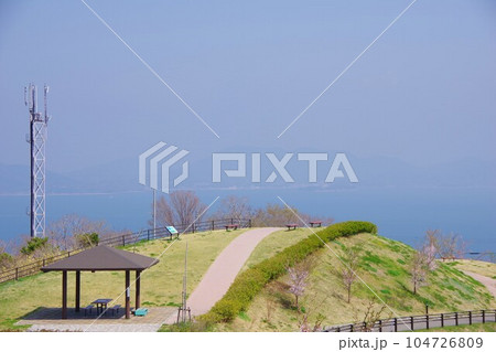 香川県高松市　あじ竜王山公園から小豆島を望む 104726809