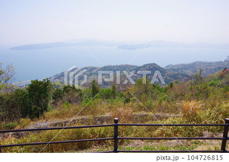 香川県高松市 あじ竜王山公園から大串半島・小串岬方面を望む 香川県高松市 あじ竜王山公園から大串半島・小串岬方面を望む 104726815