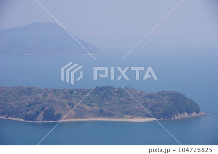 香川県 あじ竜王山公園から高島・小豆島の白浜山方面を望む 香川県 あじ竜王山公園から高島・小豆島の白浜山方面を望む 104726825
