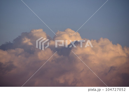 夕日に染まる積乱雲 夕日に染まる積乱雲 104727052