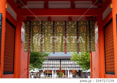八坂神社の初夏、南楼門から境内と舞殿の眺め 八坂神社の初夏、南楼門から境内と舞殿の眺め 104727139