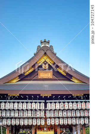 八坂神社の初夏、重要文化財・舞殿の破風に梅雨の青空 104727145