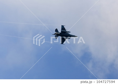 青空と飛行機 青空と飛行機 104727594