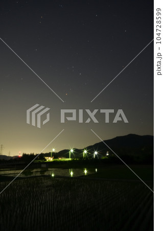 北杜市武川町、夜の始め頃、舞鶴橋の上に昇った赤い星アンタレス。水田に映る外灯 北杜市武川町、夜の始め頃、舞鶴橋の上に昇った赤い星アンタレス。水田に映る外灯 104728599