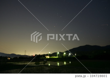 北杜市武川町、夜の始め頃、舞鶴橋の上に昇った赤い星アンタレス。水田に映る外灯 104728601