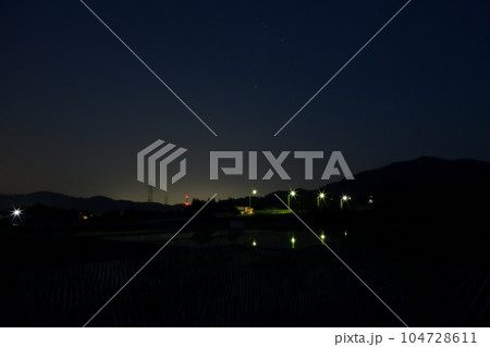 北杜市武川町、夜の始め頃、舞鶴橋の上に昇った赤い星アンタレス。水田に映る外灯 北杜市武川町、夜の始め頃、舞鶴橋の上に昇った赤い星アンタレス。水田に映る外灯 104728611