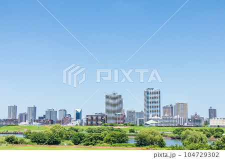 「埼玉県」荒川河川敷から川口市のビル群を望む 104729302