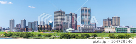 「埼玉県」荒川河川敷から川口市のビル群を望む 「埼玉県」荒川河川敷から川口市のビル群を望む 104729340