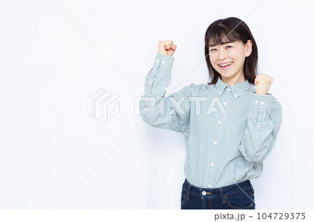 白い背景の前でガッツポーズをしている30代の女性 104729375