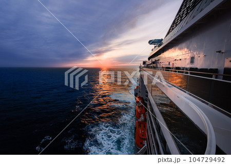 夕焼けの外洋を行く大型客船 104729492