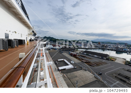 大型客船からみる早朝の松山港と松山市街 104729493