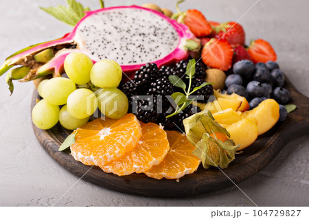 Exotic fruits platter 104729827