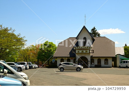 新緑に包まれた宮沢賢治記念館と周辺施設 104729950