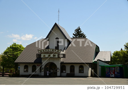 新緑に包まれた宮沢賢治記念館と周辺施設 104729951