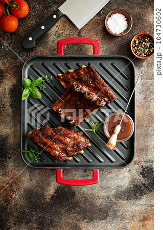 Grilled ribs with barbeque sauce 104730602