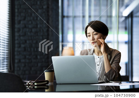 女性　ビジネス　パソコン　トラブル　困る 104730900