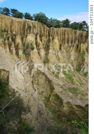青空を背景に阿波の土柱を正面展望台から見た風景　Ver1 104731803