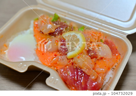 ポキ丼　海鮮丼　ローカルグルメ　ローカルフード 104732029