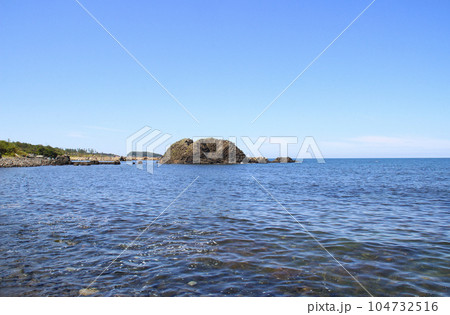 越前松島の海と渡島/ 福井県坂井市三国町梶 越前松島の海と渡島/ 福井県坂井市三国町梶 104732516
