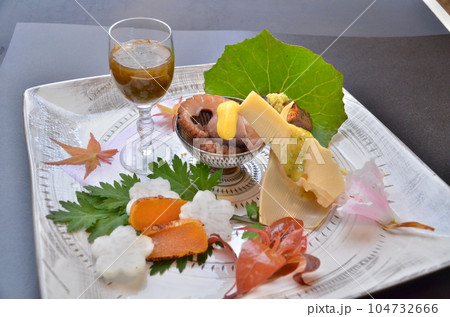 盛り付けが美しい懐石料理の八寸 104732666