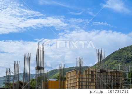 山に囲まれた建設現場　型枠と鉄筋工事 104732711