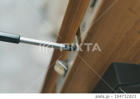 玄関ドアのラッチボルト 104732823