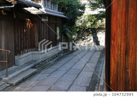 京都情緒あふれる石塀小路 京都情緒あふれる石塀小路 104732995