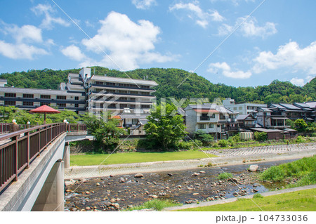 鳥取県三朝町　三朝温泉温泉街と夏の三徳川 104733036
